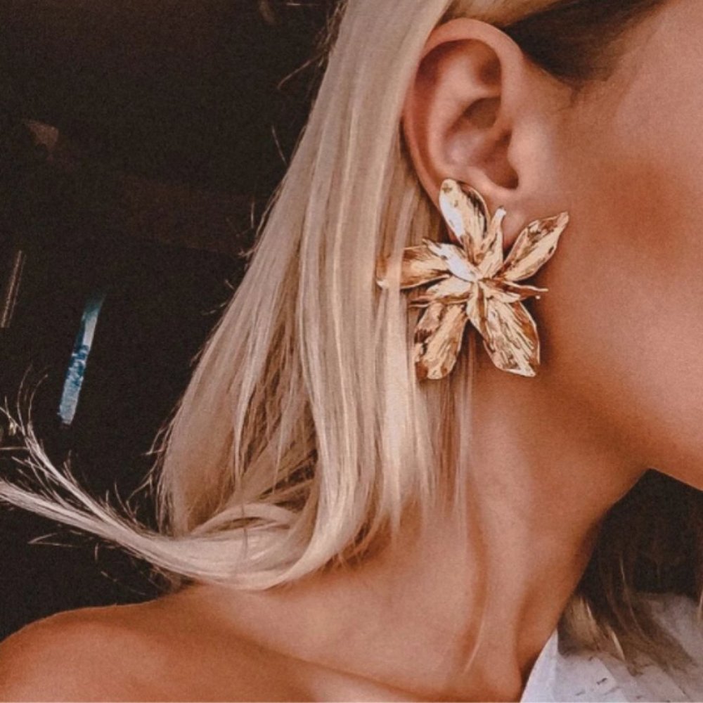 GOLDEN FLOWER POST EARRINGS